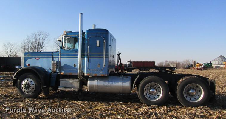 image for item DF9483 1985 Peterbilt semi truck