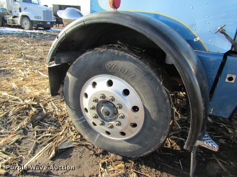 image for item DF9483 1985 Peterbilt semi truck