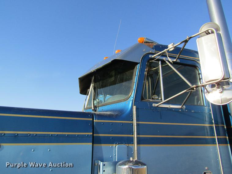 image for item DF9483 1985 Peterbilt semi truck