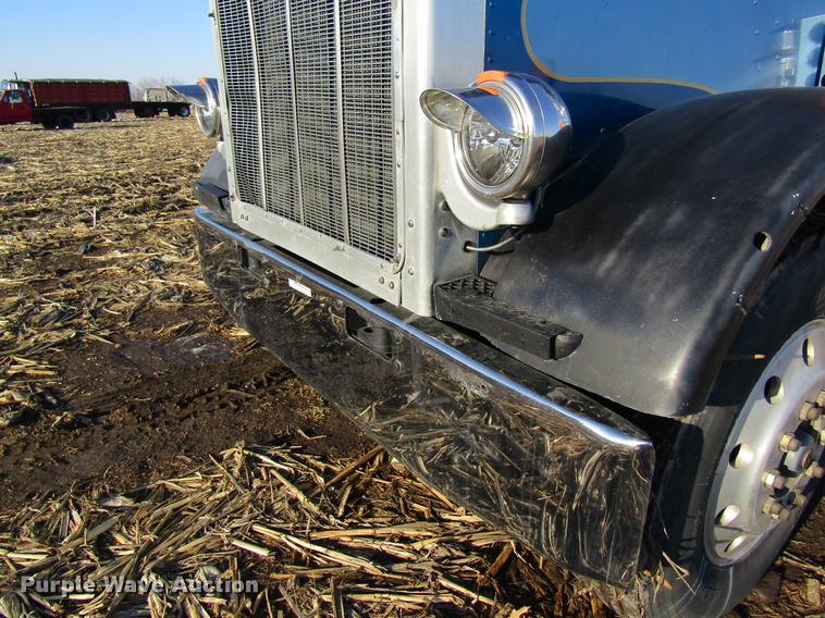 image for item DF9483 1985 Peterbilt semi truck