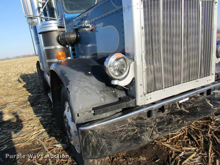 image for item DF9483 1985 Peterbilt semi truck