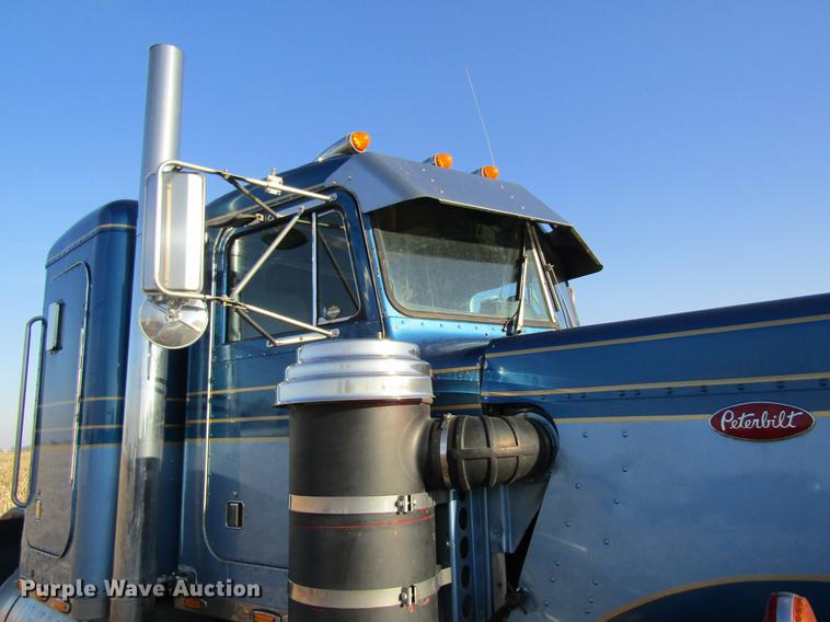 image for item DF9483 1985 Peterbilt semi truck