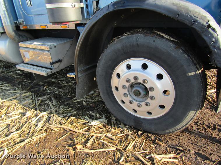 image for item DF9483 1985 Peterbilt semi truck