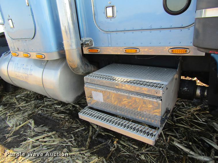 image for item DF9483 1985 Peterbilt semi truck