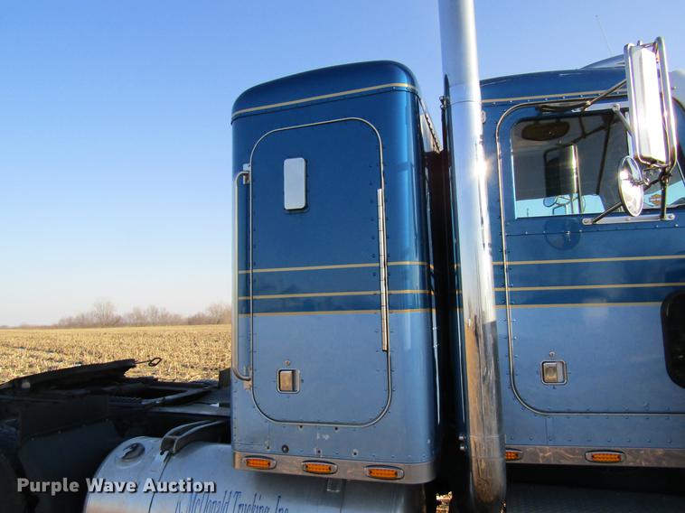 image for item DF9483 1985 Peterbilt semi truck