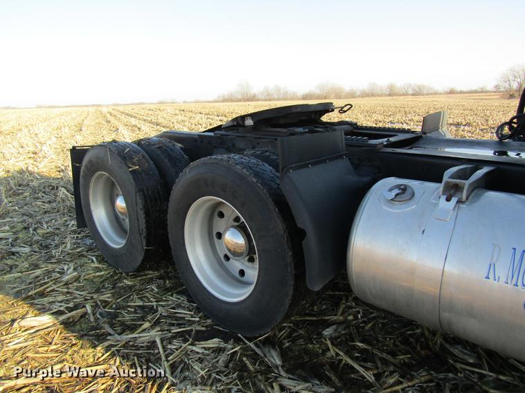 image for item DF9483 1985 Peterbilt semi truck