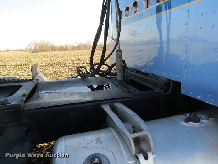 image for item DF9483 1985 Peterbilt semi truck