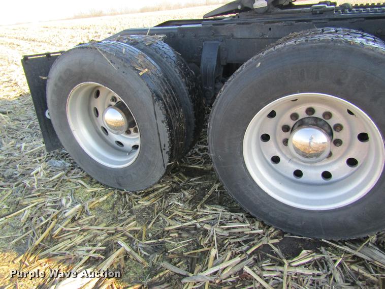 image for item DF9483 1985 Peterbilt semi truck