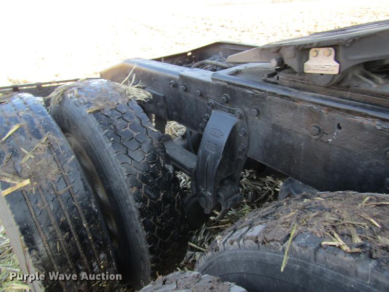 image for item DF9483 1985 Peterbilt semi truck