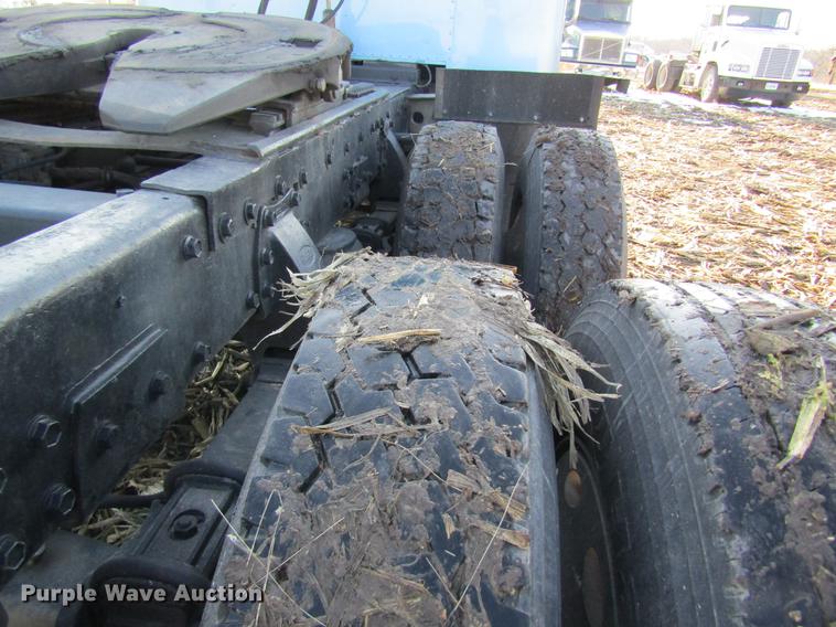 image for item DF9483 1985 Peterbilt semi truck