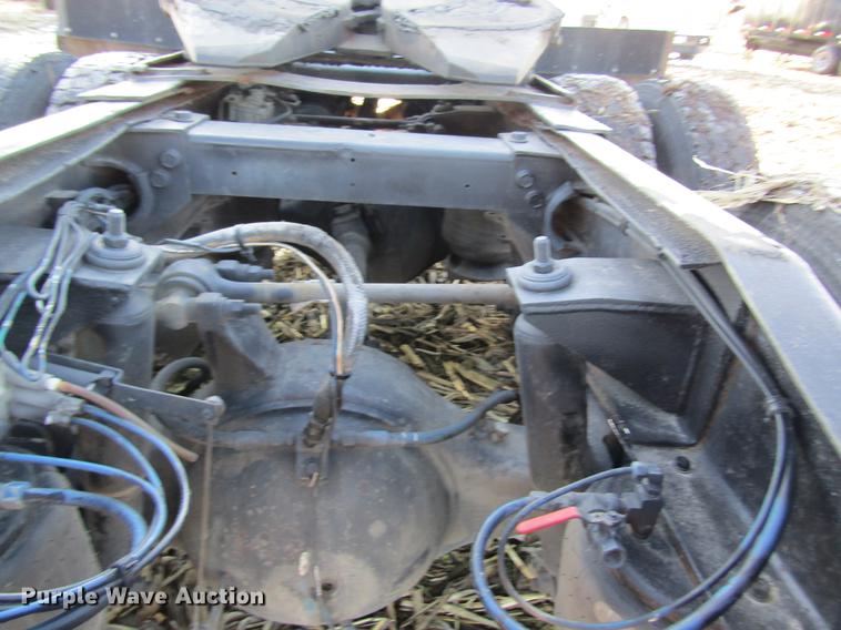 image for item DF9483 1985 Peterbilt semi truck