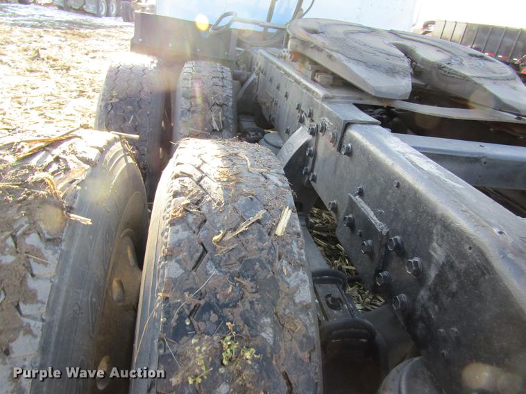 image for item DF9483 1985 Peterbilt semi truck