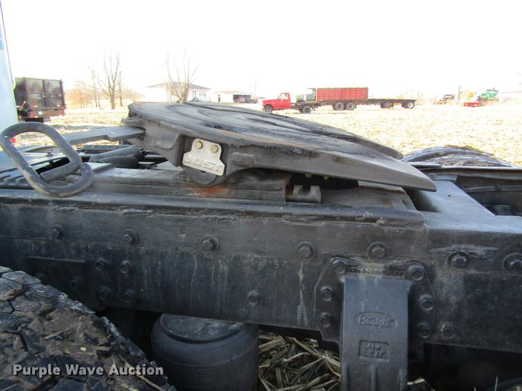 image for item DF9483 1985 Peterbilt semi truck