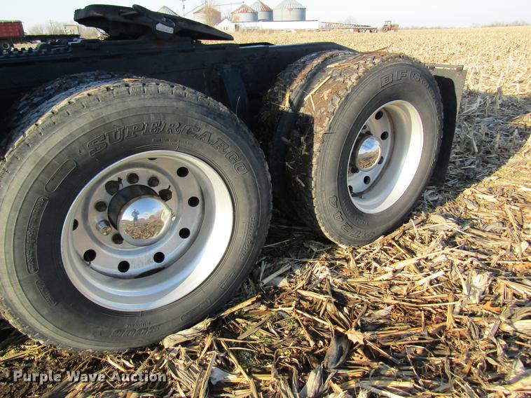 image for item DF9483 1985 Peterbilt semi truck