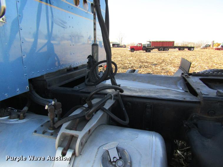 image for item DF9483 1985 Peterbilt semi truck