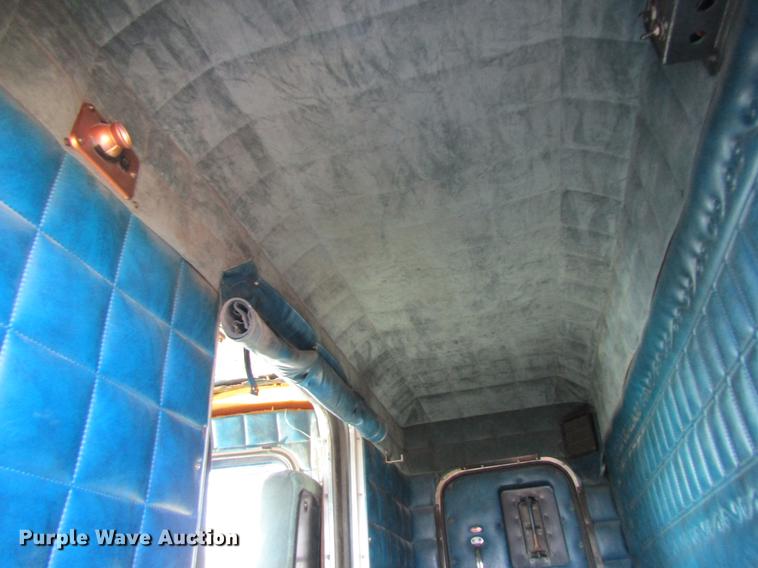 image for item DF9483 1985 Peterbilt semi truck