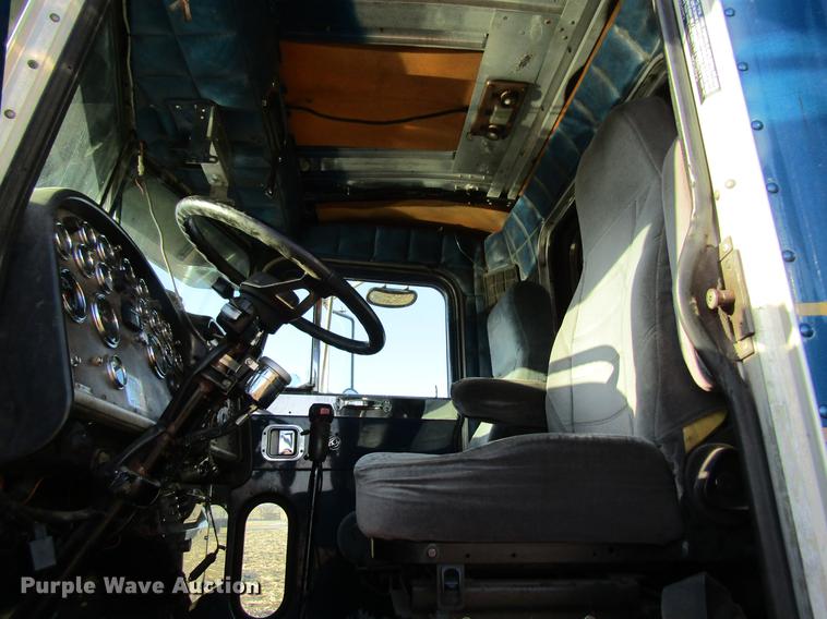 image for item DF9483 1985 Peterbilt semi truck