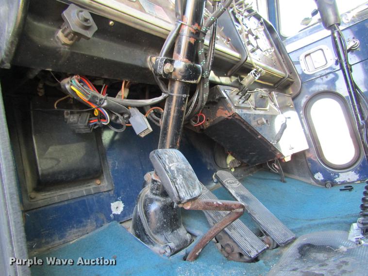 image for item DF9483 1985 Peterbilt semi truck