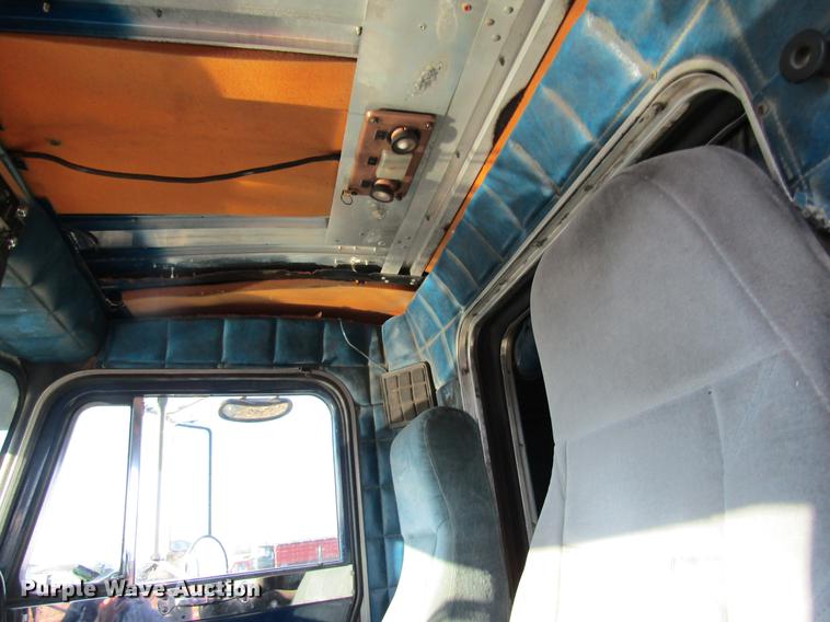 image for item DF9483 1985 Peterbilt semi truck