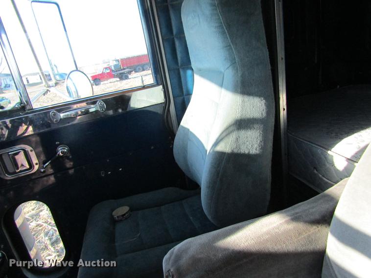 image for item DF9483 1985 Peterbilt semi truck