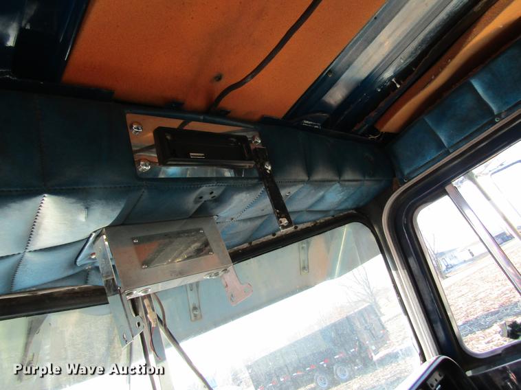 image for item DF9483 1985 Peterbilt semi truck