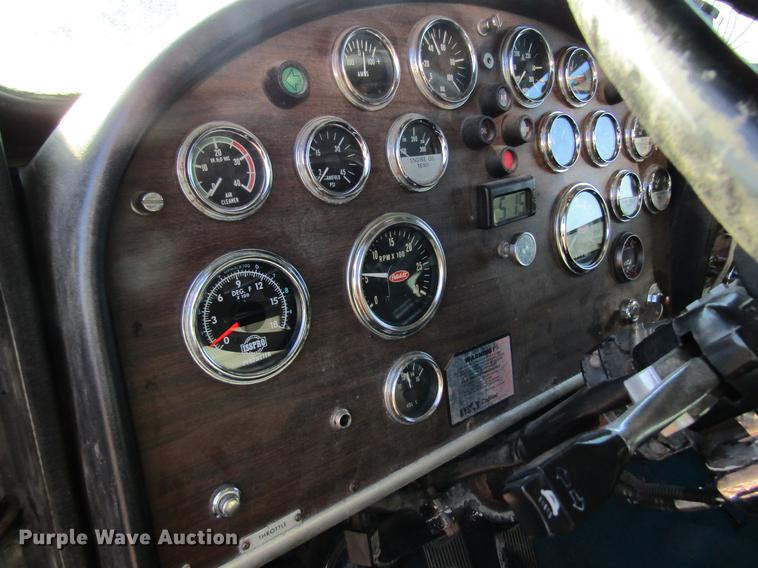 image for item DF9483 1985 Peterbilt semi truck