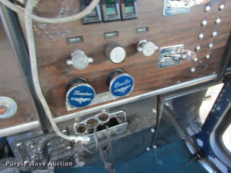 image for item DF9483 1985 Peterbilt semi truck