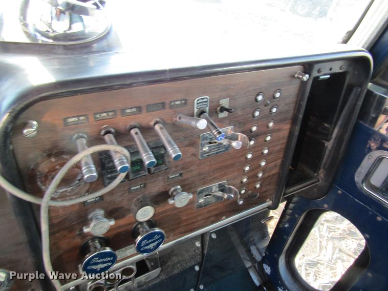 image for item DF9483 1985 Peterbilt semi truck