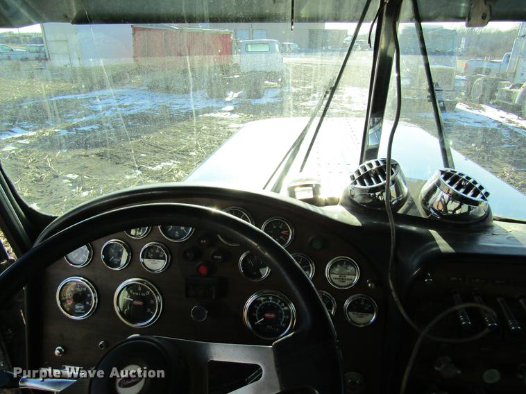 image for item DF9483 1985 Peterbilt semi truck