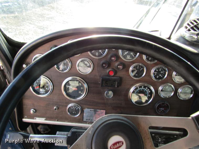 image for item DF9483 1985 Peterbilt semi truck