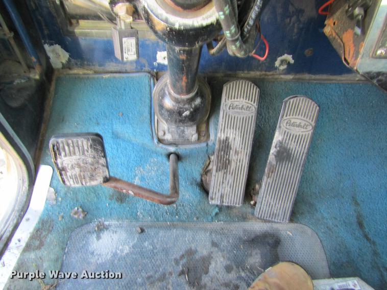 image for item DF9483 1985 Peterbilt semi truck