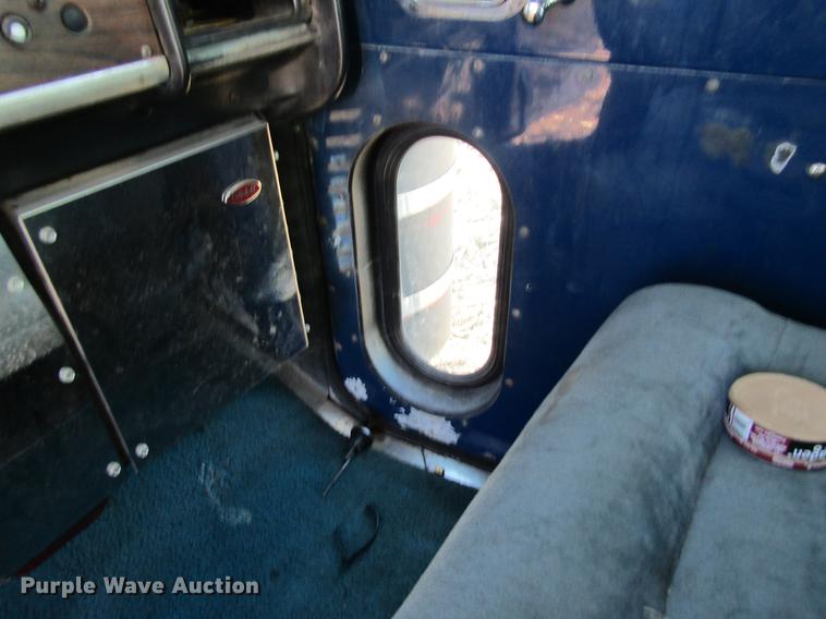 image for item DF9483 1985 Peterbilt semi truck