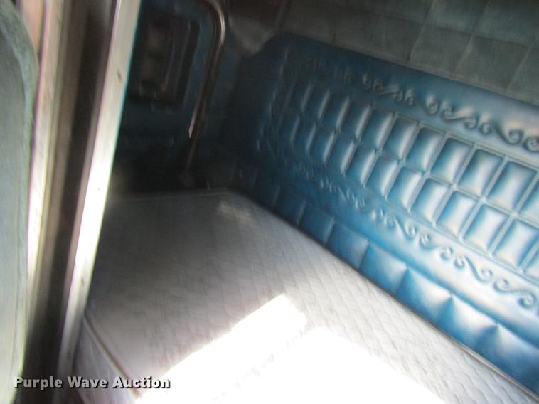 image for item DF9483 1985 Peterbilt semi truck