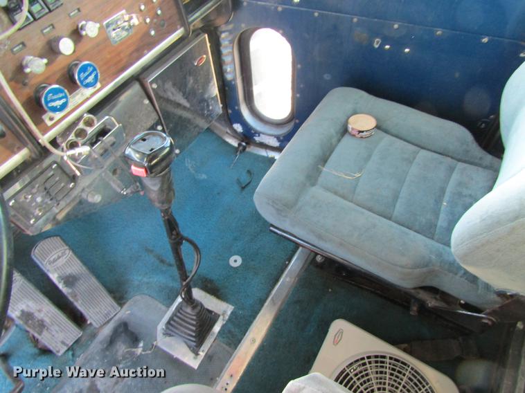 image for item DF9483 1985 Peterbilt semi truck