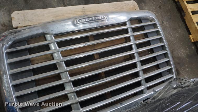 image for item DN9392 Freightliner Cascadia truck parts