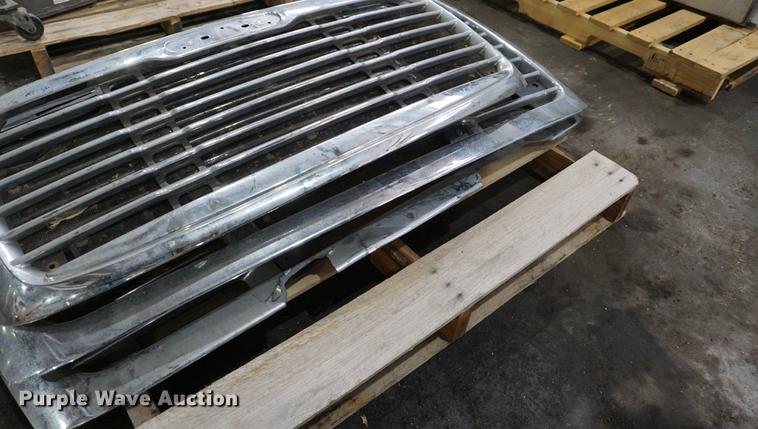 image for item DN9392 Freightliner Cascadia truck parts