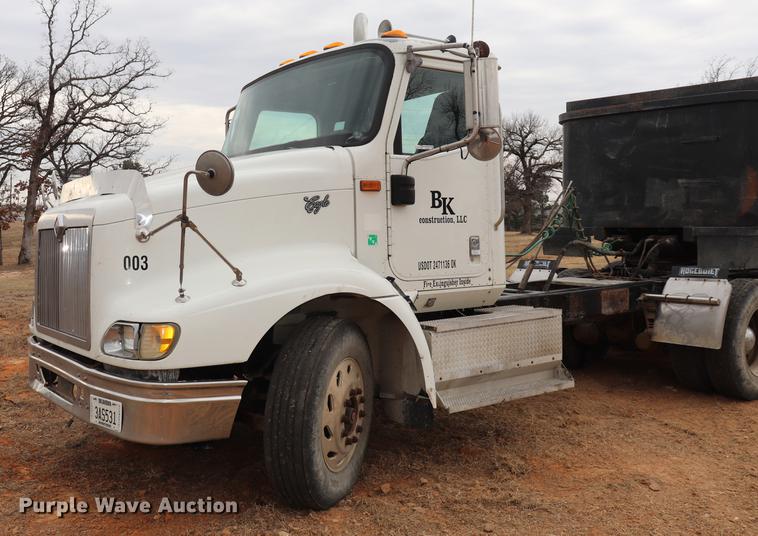 image for item EC9499 2001 International 9200i semi truck