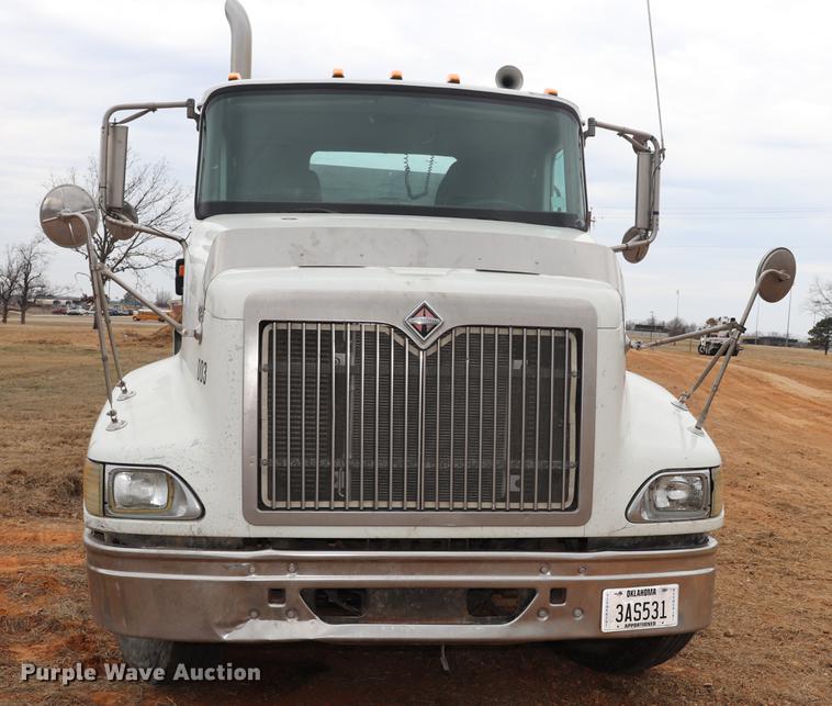 image for item EC9499 2001 International 9200i semi truck