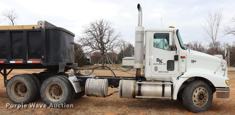 image for item EC9499 2001 International 9200i semi truck