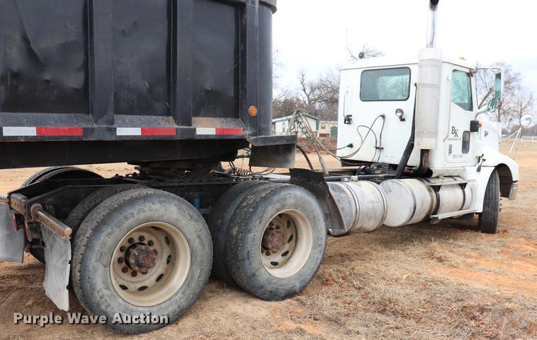 image for item EC9499 2001 International 9200i semi truck