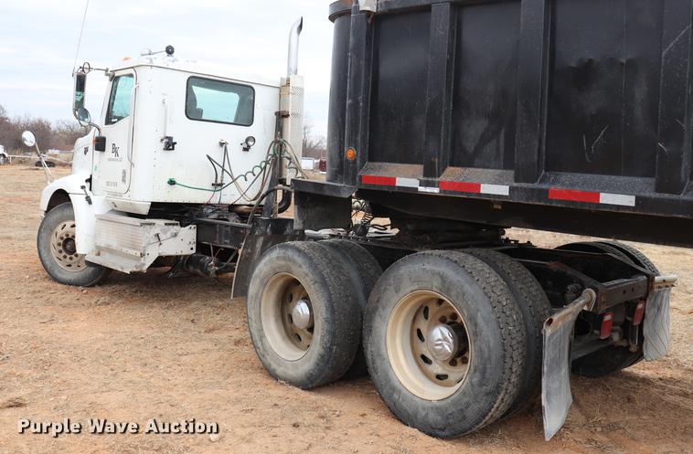 image for item EC9499 2001 International 9200i semi truck