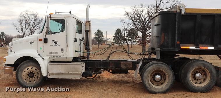 image for item EC9499 2001 International 9200i semi truck