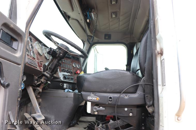 image for item EC9499 2001 International 9200i semi truck