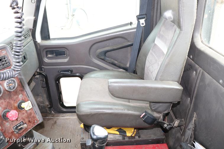 image for item EC9499 2001 International 9200i semi truck