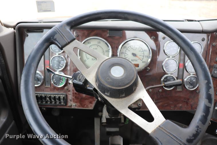 image for item EC9499 2001 International 9200i semi truck