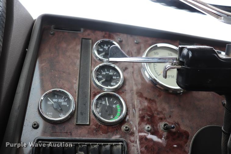 image for item EC9499 2001 International 9200i semi truck