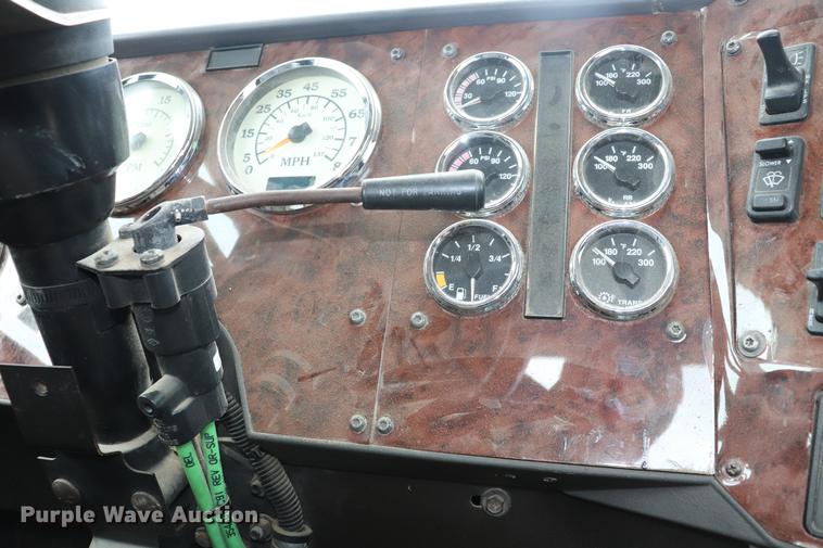 image for item EC9499 2001 International 9200i semi truck