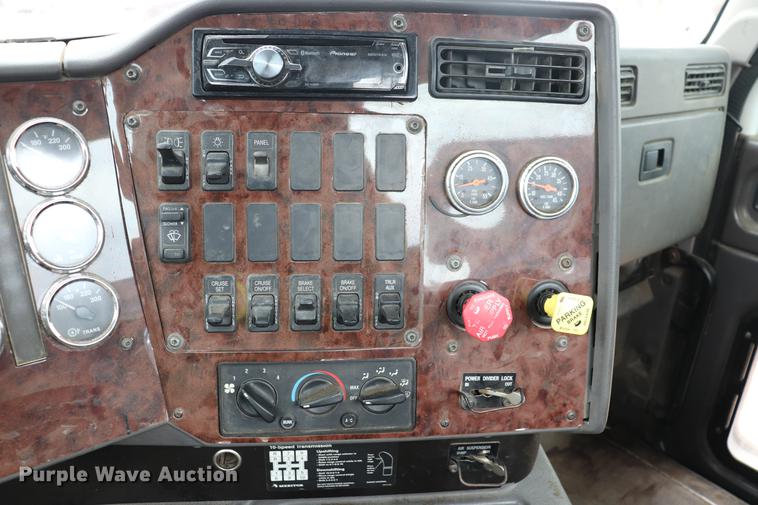 image for item EC9499 2001 International 9200i semi truck