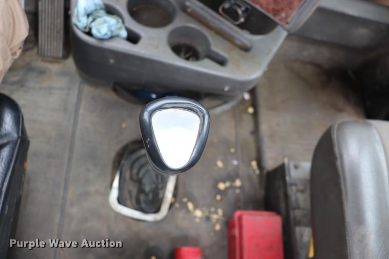 image for item EC9499 2001 International 9200i semi truck