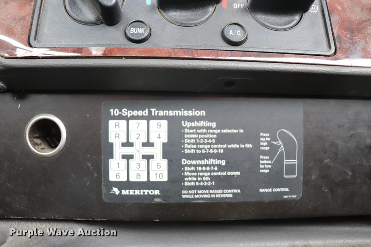 image for item EC9499 2001 International 9200i semi truck